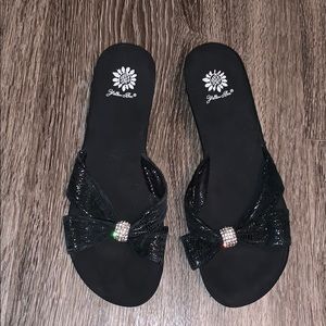 Black yellow box low heel shoes